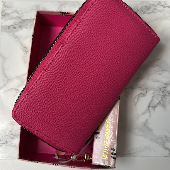 Betsey Johnson pink bow zip around wallet/wristlet. NIB - Picture 4 of 10